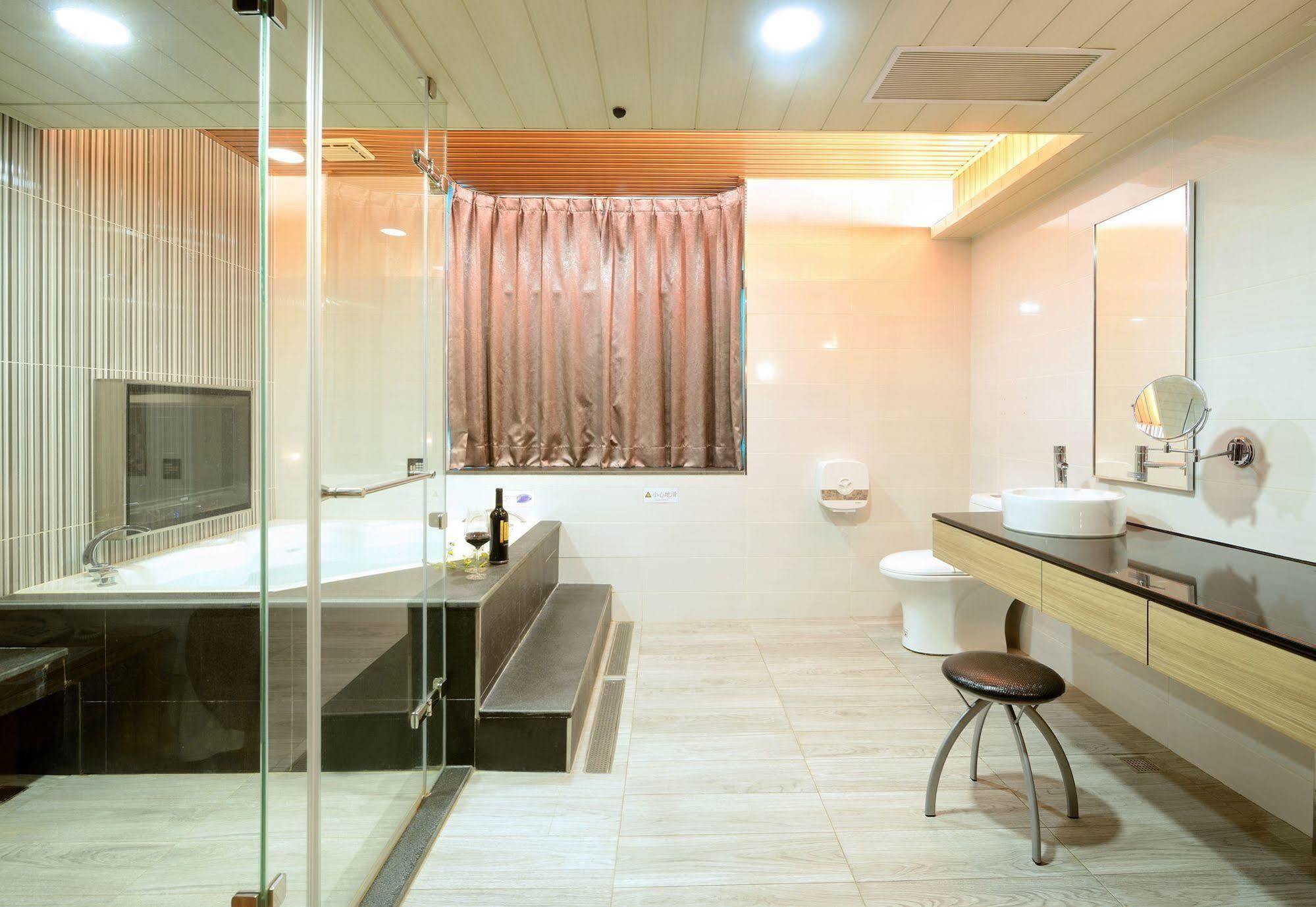 Holland Village Motel Tainan Exterior foto