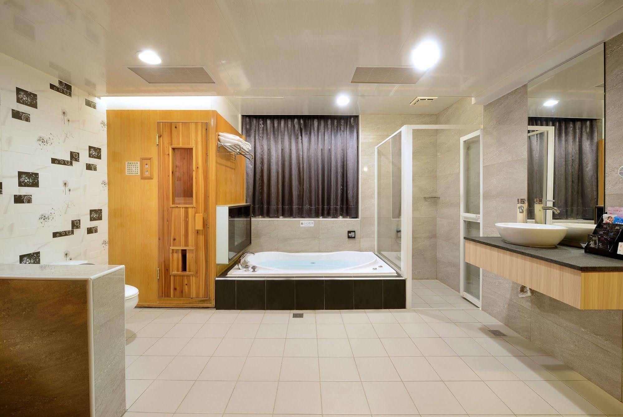 Holland Village Motel Tainan Exterior foto