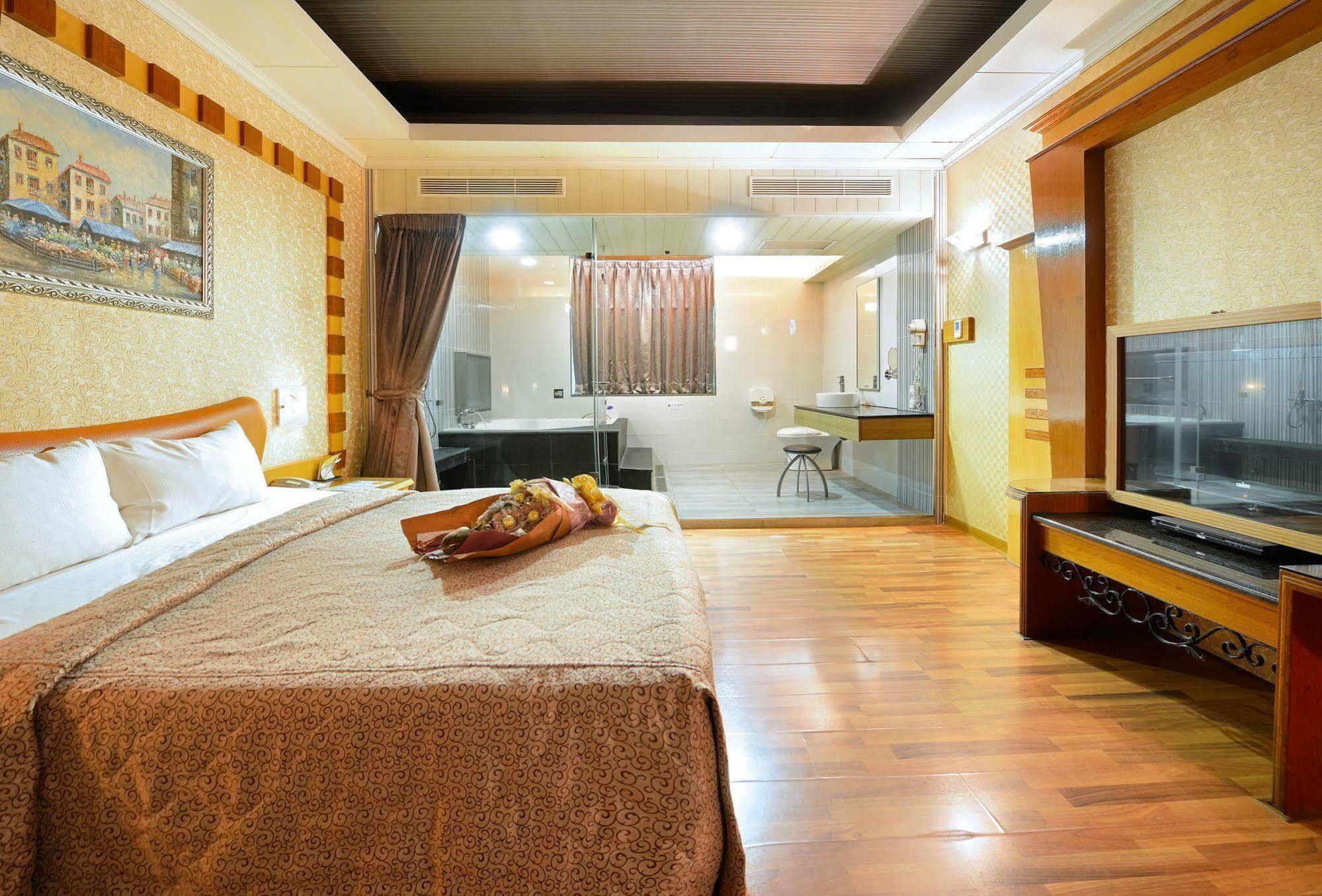 Holland Village Motel Tainan Exterior foto